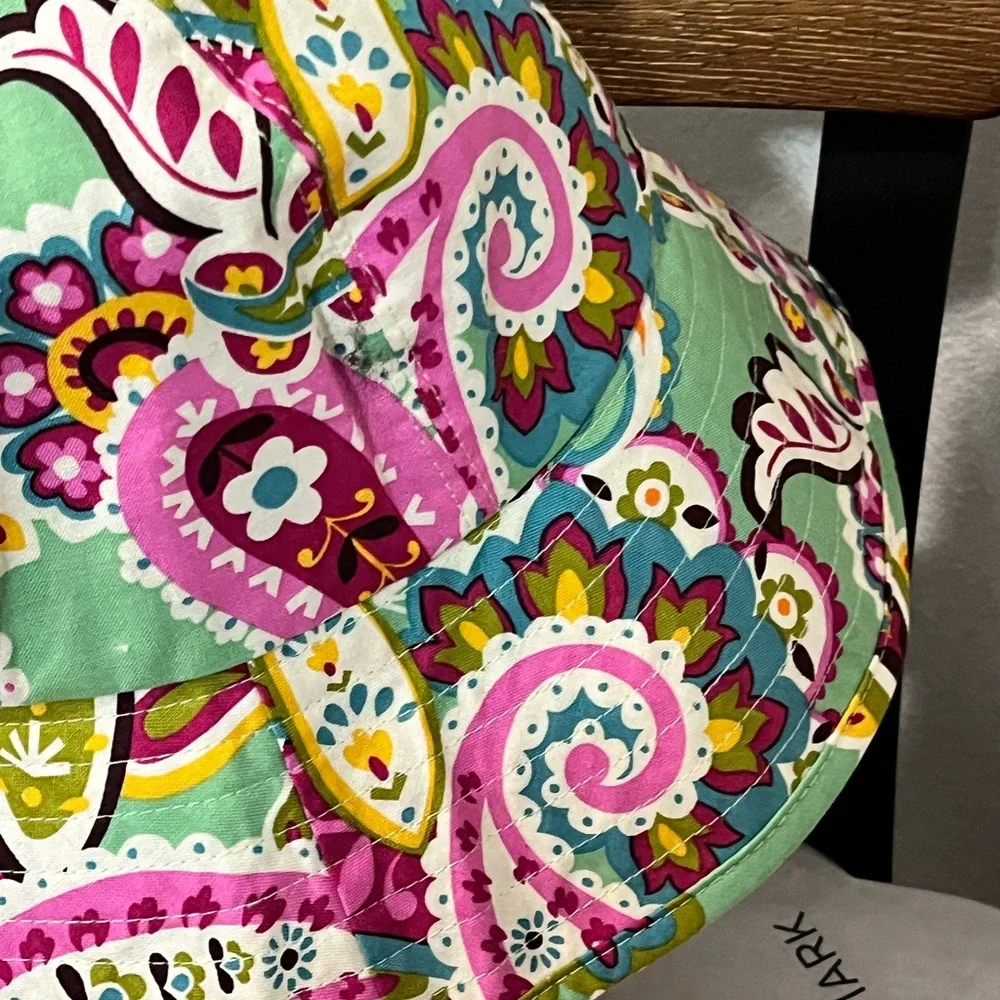 VERA BRADLEY NWOT AUTHENTIC TUTTI FRUTTI GREEN PAISLEY REVERSIBLE BUCKET HAT